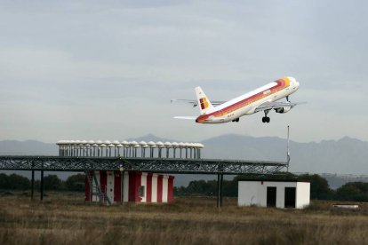 Un avión despega del aeropuerto de León