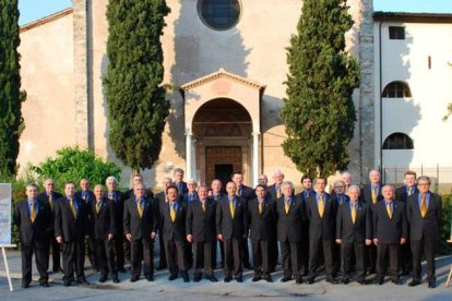 Imagen del coro italiano La Faita, que esta tarde canta en la iglesia de Santa Marina con la coral leonesa Torreblanca.