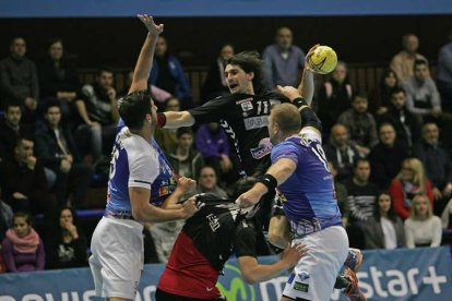 Matías a punto de lanzar a puerta ante la defensa de dos jugadores contrarios.