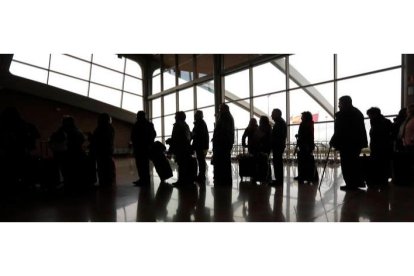 Pasajeros esperando a coger un vuelo en el aeropuerto de León. JESÚS F. SALVADORES