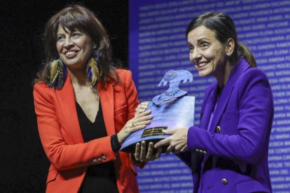 La nueva ministra de Igualdad, Ana Redondo, entrega el premio a Nevenka Fernández. KIKO HUESCA