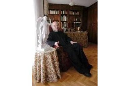 Imagen del sacerdote José Antonio Fortea en su residencia de Motril