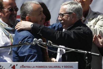 Los secretarios generales de UGT y CC OO, Álvarez y Fernández Toxo, al término de la manifestación en Madrid. JUAN CARLOS HIDALGO