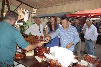 Santos recorrió los puestos de la feria junto al resto de políticos de la comarca. CAMPOS