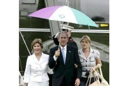 Bush rodeado de su familia, su mujer y su hija