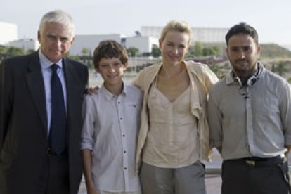 Paolo Vasile, de Telecinco, los actores Tom Holland y Naomi Watts, y el director J.A. Bayona.