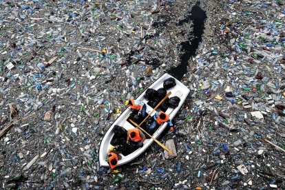 Voluntarios intentan despejar una presa que está llena de botellas de plástico desechadas en la ciudad de Krichim, Bulgaria (2009)