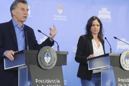 Macri (izq) habla durante una rueda de prensa junto a la ministra de Desarrollo Social, Carolina Stanley, este miércoles, en Buenos Aires.