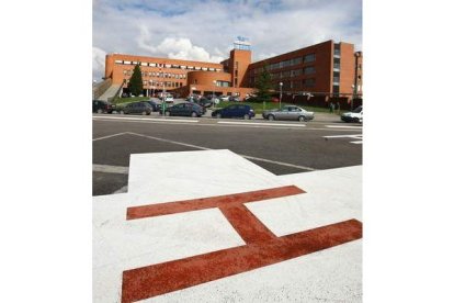 El Hospital del Bierzo, con un primer plano del helipuerto.