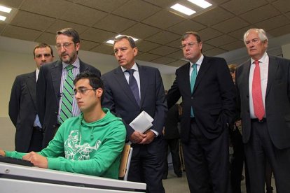 El consejero de Fomento y Medio Ambiente, Antonio Silván, y el consejero de Educación, Juan José Mateos, visitan el Laboratorio de Eficiencia Energética del Centro Integrado de Formación Profesional Nº 1