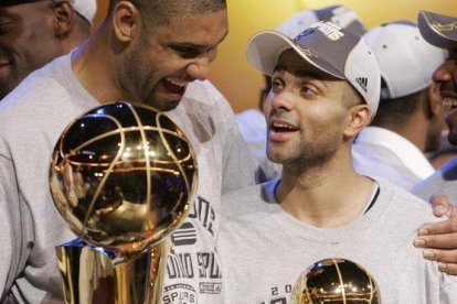 Duncan y Tony Parker, con el trofeo de campeón de la NBA en el 2007