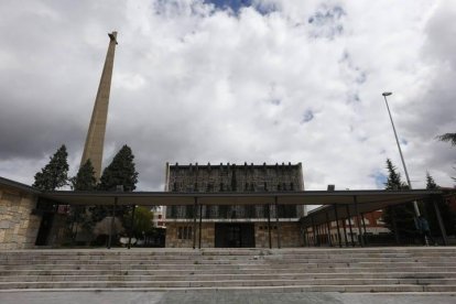 Acceso al santuario de La Virgen del Camino.