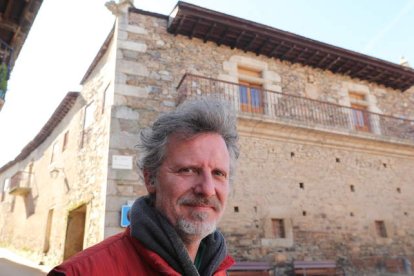 Nicolás de la Carrera, fotografiado este pasado viernes en Villar de los Barrios, con la gran casona de su familia al fondo. L. DE LA MATA