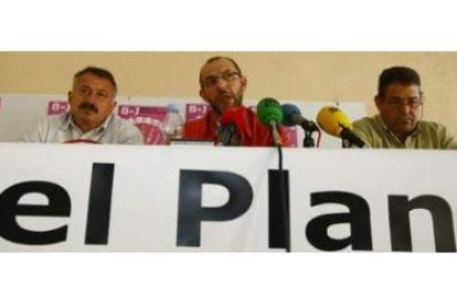 Jesús López Iglesias (UGT), Miguel Alonso Vega (CC.OO.) y Nicanor García (CSIF), ayer durante la rue