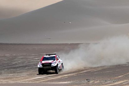 Al-Attiyah saca casi una hora al segundo clasificado en coches, el español Nani Roma. ERNESTO ARIAS