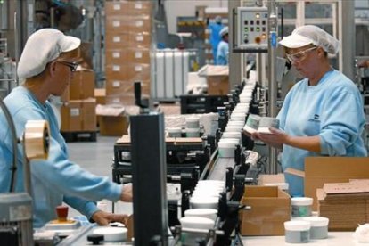Trabajadoras de una planta de productos cosméticos.