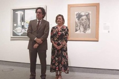 Carlos Cuadros, del Niemeyer, y Evelia Fernández, en la exposición ‘Vuelta al revés del revés’. DL