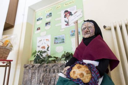 Actividad escolar relacionada con la Vieja del Monte en el colegio público Cervantes de la capital leonesa. F. OTERO PERANDONES