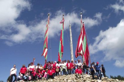 Los pendoneros, orgullosos, junto a los paños en la Cruz de Ferro