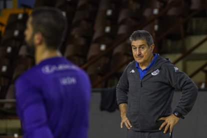 Saeid, el portero iraní del Abanca Ademar, y Manolo Cadenas, en el entrenamiento de ayer. MIGUEL F. B.