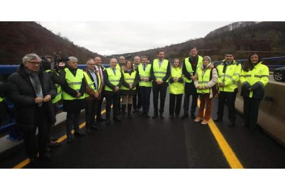 La comitiva oficial, supervisando el carril que se abrirá hoy al tráfico con el que se reabrirá una parte del viaducto del Castro. ANA F. BARREDO