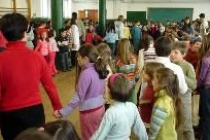 La cadena humana desembocaba en el gimnasio formando un ovillo