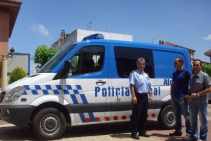 El jefe de la Policía Local de Villaquilambre y el concejal de Tráfico posan con el nuevo vehículo.