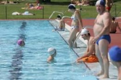 La piscina es el lugar elegido por los leoneses para luchar contra la ola de calor