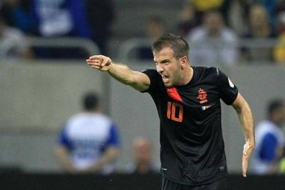 Rafael Van Der Vaart da instrucciones a sus compañeros durante el encuentro.