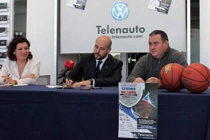 María Fernández (Agustinos), Andrés Tejerina (Telenauto) y Miguel Ángel Rodríguez (Telenauto). DL