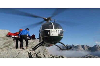 Agentes del GREIM de Sabero rescatan a un excursionista con un helicóptero del servicio aéreo de la Guardia Civil.