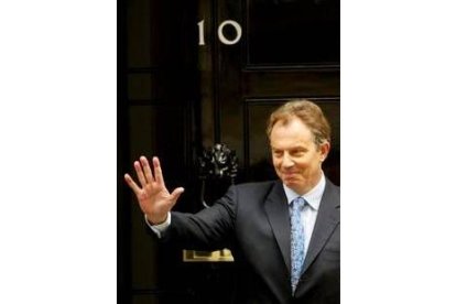 Blair sale de su residencia oficial