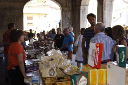 Cistierna recupera la normalidad con las ferias tradicionales que acoge. CAMPOS