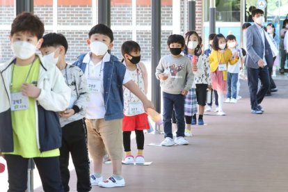 Alumnos esperan para entrar en clase en un colegio de Chuncheon, Corea del Sur. YONHAP