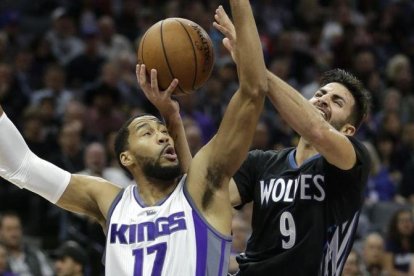 Ricky Rubio encara la canasta ante Garrett Temple.