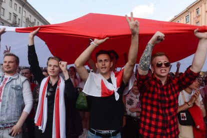 Manifestantes opositores piden ayer en Minsk la marcha del presidente bielorruso. YAUHEN YERCHAK