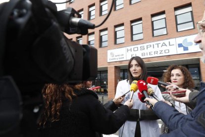 La director médica de Atención Primaria y la coordinadora de la Junta en el Bierzo. BARREDO