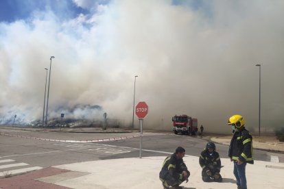 Bomberos de Ponferrada durante el incendio en las pilas de biomasa de Forestalia. ANA F. BARREDO