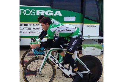 Miguel Ángel Benito, calentando minutos antes de entrar en acción en la etapa prólogo.