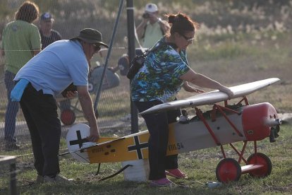 Fernando Blanco, junto a su mujer y su avión Fokker DVIII a escala 1/3, en una de las exhibiciones de la Patrulla del Amanecer Española en Sevilla.