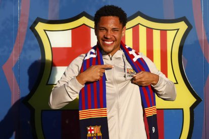 Vitor Roque posó delante del escudo del FC Barcelona con su nueva equipación. QUIQUE GARCÍA