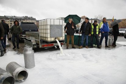 Cuarto día de vertido de leche ante la Junta en León