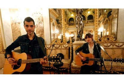 Imagen del concierto que el dúo leonés The Bright ofreció en el Museo Cerralbo.