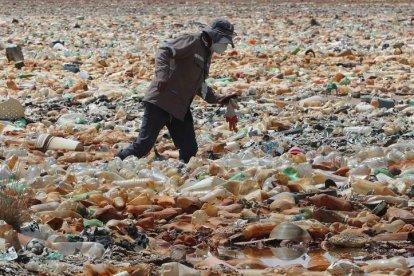 El mar de plásticos que esconde el lago Uru Uru de Oruro (Bolivia) ejemplifica la degradación que causa el hombre a los recursos del planeta. MARTÍN ALIPAZ