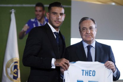 El defensa Theo Hernández ayer con Florentino Pérez. MARISCAL