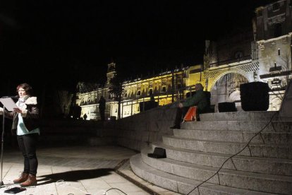 Un instante del Ágora Poética que tiene lugar frente a San Marcos los últimos viernes del mes