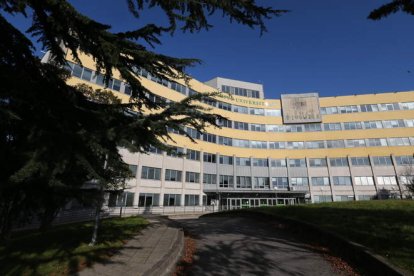 Edificio central del Campus de Ponferrada, en una fotografía de archivo. L. DE LA MATA