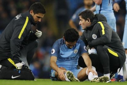 Gundogan se duele de la rodilla derecha mientras es atendido, durante el partido contra el Watford.