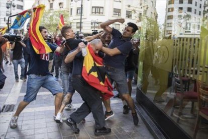 Agresión ultra contra los manifestantes de la marcha del 9 de octubre en Valencia.