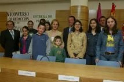 La consejera de Medio Ambiente entregó el galardón a Belén Álvarez ganadora de 4º ESO y Bachillerato